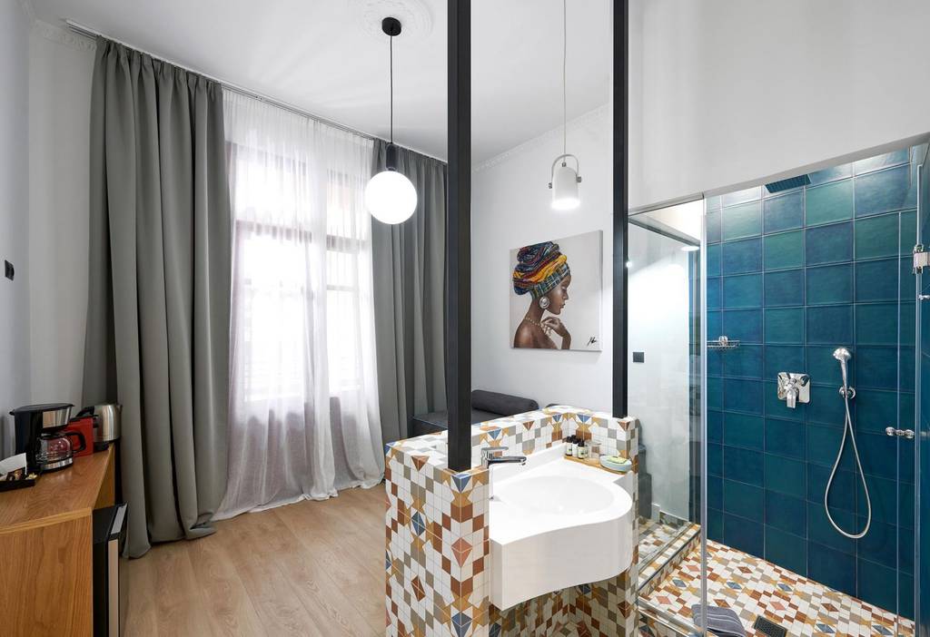 Camera con ritratto africano e daybed in velluto grigio