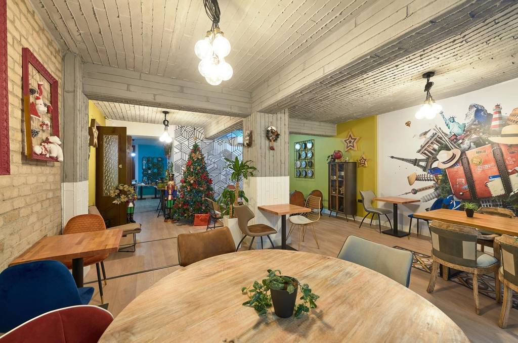 Bistrò per la colazione con mattoni a vista e cornici festive