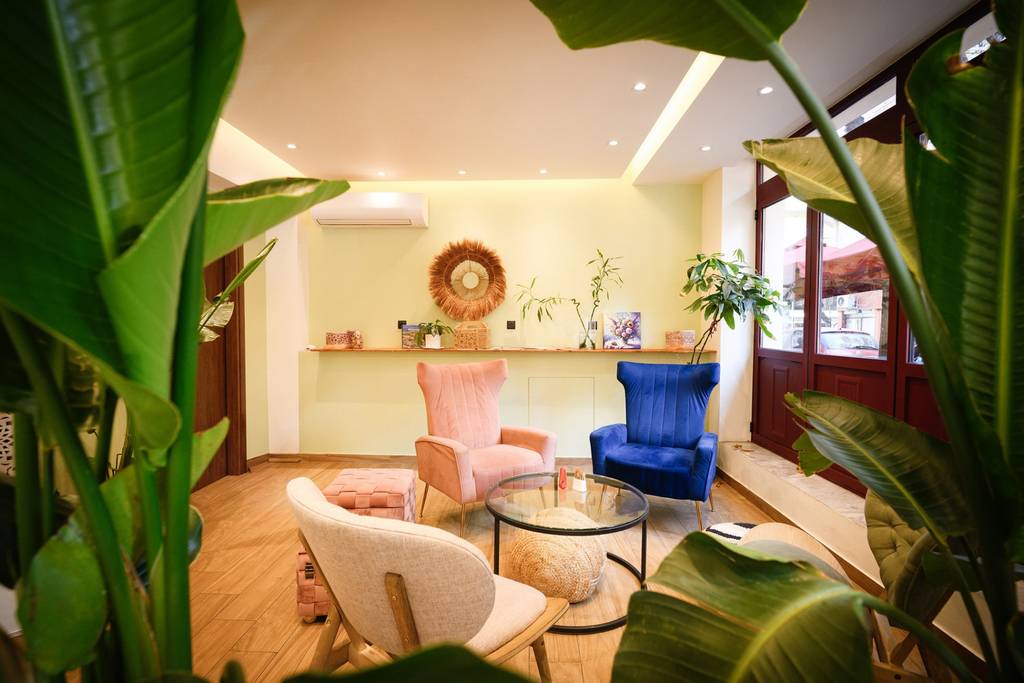 Lounge corner with pink and blue velvet armchairs